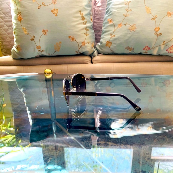 ✨Vince Camuto✨Silver & Gray Aviator Sunglasses (VC596; 165 mm) W/Gray Logo Case - Picture 4 of 15